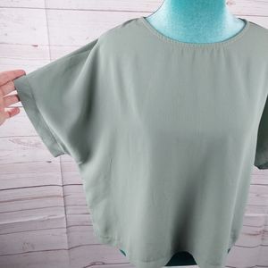 Everly Anthropologie Cropped Blouse Green Top Women’s Size Large Short Sleeve